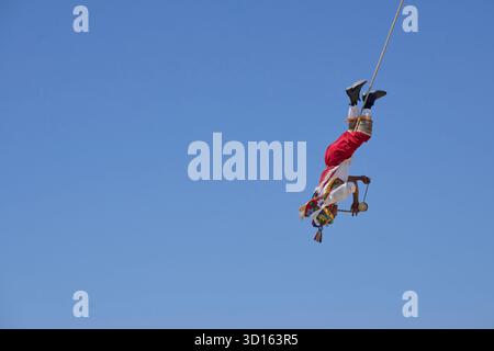 Crisanto Méndez Jiménez spielt Flöte und Trommel, während er und drei andere Voladores in Chapala, Mexiko, auf die Erde herabsteigen. Stockfoto
