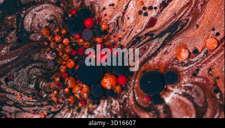 Farbspritzer. Glitzerblasen. Defokussierte orange rote lila Farbe funkelnde runde Textur Mischung Ölspritzer auf abstraktem Kunsthintergrund. Stockfoto