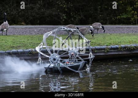 Dudley, West Midlands, Großbritannien. Oktober 2025. Eine faszinierende Flotte von drei beleuchteten, schwimmenden Skulpturen, Water Bots, an der Dudley No.2-Kanal-Kreuzung am Windmill End in der Nähe von Dudley im Herzen des industriellen Black Country, West Midlands. Der Künstler Michael Candy hat Water Bots als bahnbrechende Fusion von Kunst und Technik geschaffen. Es ist vom industriellen Erbe der Region West Midland inspiriert und wurde von Birmingham Open Media in Auftrag gegeben. Quelle: Peter Lopeman/Alamy Live News Stockfoto