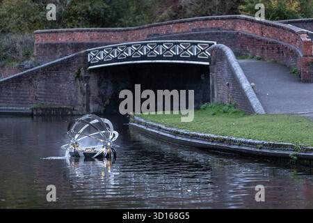 Dudley, West Midlands, Großbritannien. Oktober 2025. Eine faszinierende Flotte von drei beleuchteten, schwimmenden Skulpturen, Water Bots, an der Dudley No.2-Kanal-Kreuzung am Windmill End in der Nähe von Dudley im Herzen des industriellen Black Country, West Midlands. Der Künstler Michael Candy hat Water Bots als bahnbrechende Fusion von Kunst und Technik geschaffen. Es ist vom industriellen Erbe der Region West Midland inspiriert und wurde von Birmingham Open Media in Auftrag gegeben. Quelle: Peter Lopeman/Alamy Live News Stockfoto
