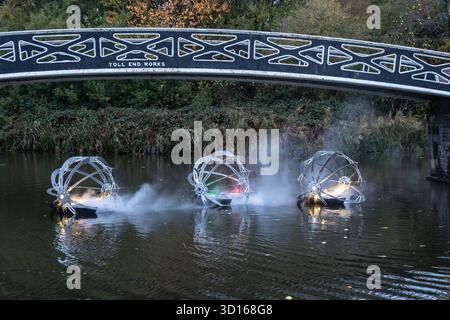 Dudley, West Midlands, Großbritannien. Oktober 2025. Eine faszinierende Flotte von drei beleuchteten, schwimmenden Skulpturen, Water Bots, an der Dudley No.2-Kanal-Kreuzung am Windmill End in der Nähe von Dudley im Herzen des industriellen Black Country, West Midlands. Der Künstler Michael Candy hat Water Bots als bahnbrechende Fusion von Kunst und Technik geschaffen. Es ist vom industriellen Erbe der Region West Midland inspiriert und wurde von Birmingham Open Media in Auftrag gegeben. Quelle: Peter Lopeman/Alamy Live News Stockfoto