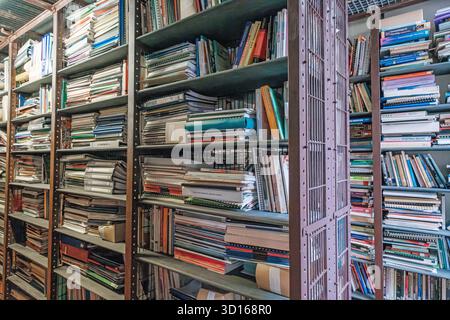 Metallregale mit Büchern und Dokumenten in der Maughan Library, King's College London, England. Stockfoto