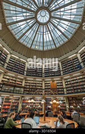 Studenten studieren unter Glaskuppel im Maughan Library Round Reading Room, King's College London, England. Stockfoto