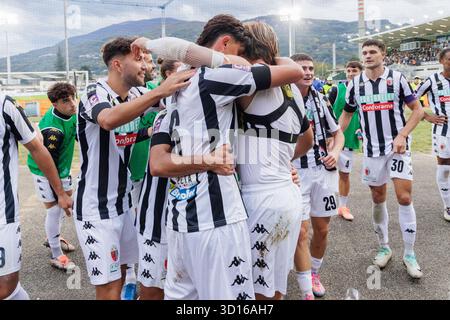 Ascoli, Italien. Oktober 2025. Die Spieler des Ascoli Calcio 1898 FC feiern den Sieg nach dem Spiel der Serie C zwischen Ascoli Calcio 1898 FC und US Sambenedettese im Stadio Cino e Lillo Del Duca am 26. Oktober 2025 in Ascoli Piceno, Italien. © Foto: Cinzia Camela. Quelle: Unabhängige Fotoagentur/Alamy Live News Stockfoto
