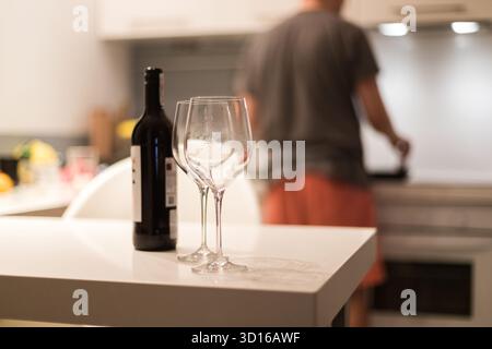 Zwei Gläser Wein und eine Flasche auf dem Tisch Stockfoto