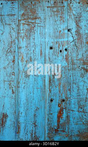 Grunge Hintergrund Textur der blau lackierte braune Holz mit schmutzigen Flecken, Kratzer, Löcher und Risse Stockfoto