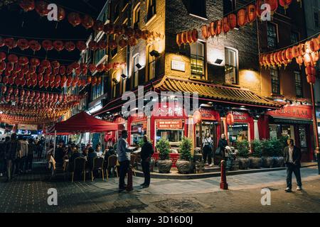 Restaurants und chinesische Laternen in Chinatown at Night, London, England Stockfoto