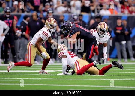 Houston, Texas, USA. Oktober 2025. Houston Texans Wide Receiver Braxton Berrios (17) wird nach einem Pass-Empfang während des ersten Viertels des NFL-Spiels zwischen den Houston Texans und den San Francisco 49ers im NRG Stadium in Houston, Texas am 26. Oktober 2025 angegriffen. (Kreditbild: © Erik Williams/ZUMA Press Wire) NUR REDAKTIONELLE VERWENDUNG! Nicht für kommerzielle ZWECKE! Quelle: ZUMA Press, Inc./Alamy Live News Stockfoto
