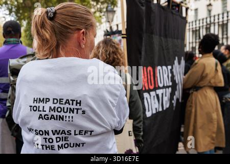 London, Großbritannien. Oktober 2025. Die Anhänger der United Families & Friends Campaign (UFFC) versammeln sich nach der 26. Jährlichen Gedenkprozession vor der Downing Street, um an Familienmitglieder und Freunde zu erinnern, die in Polizeigewahrsam, im Gefängnis, in Einwanderungsgefängnis oder in sicheren psychiatrischen Krankenhäusern starben, und um Rechenschaftspflicht vom Staat zu fordern. Seit 1990 gab es 1.940 Todesfälle in Polizeigewahrsam oder auf andere Weise nach Kontakt mit der Polizei in England und Wales. Quelle: Mark Kerrison/Alamy Live News Stockfoto