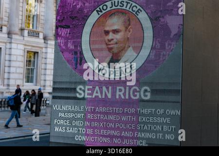 London, Großbritannien. Oktober 2025. Ein Fahrzeug, das von der United Families & Friends Campaign (UFFC) gemietet wurde, zeigt die Namen von Familienmitgliedern und Freunden an, die nach der 26. Jährlichen Gedenkprozession in Polizeigewahrsam, im Gefängnis, in Einwanderungsgefängnis oder in sicheren psychiatrischen Krankenhäusern außerhalb der Downing Street starben. Seit 1990 gab es 1.940 Todesfälle in Polizeigewahrsam oder auf andere Weise nach Kontakt mit der Polizei in England und Wales. Quelle: Mark Kerrison/Alamy Live News Stockfoto