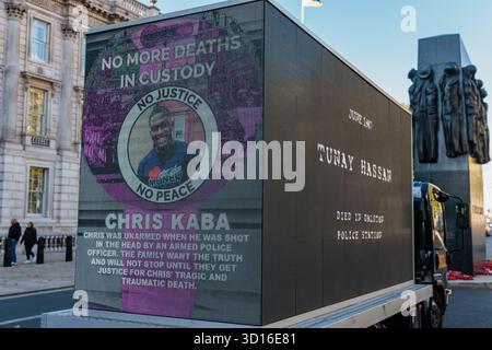 London, Großbritannien. Oktober 2025. Ein Fahrzeug, das von der United Families & Friends Campaign (UFFC) gemietet wurde, zeigt die Namen von Familienmitgliedern und Freunden an, die nach der 26. Jährlichen Gedenkprozession in Polizeigewahrsam, im Gefängnis, in Einwanderungsgefängnis oder in sicheren psychiatrischen Krankenhäusern außerhalb der Downing Street starben. Seit 1990 gab es 1.940 Todesfälle in Polizeigewahrsam oder auf andere Weise nach Kontakt mit der Polizei in England und Wales. Quelle: Mark Kerrison/Alamy Live News Stockfoto
