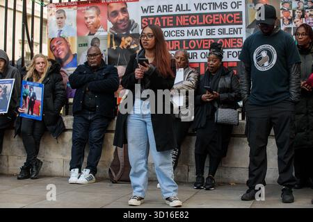 London, Großbritannien. Oktober 2025. Ein Sprecher spricht die Anhänger der United Families & Friends Campaign (UFFC) an, die sich außerhalb der Downing Street nach der 26. Jährlichen Gedenkprozession versammelt haben, um an Familienmitglieder und Freunde zu erinnern, die in Polizeigewahrsam, im Gefängnis, in Einwanderungsgefängnis oder in sicheren psychiatrischen Krankenhäusern starben. Seit 1990 gab es 1.940 Todesfälle in Polizeigewahrsam oder auf andere Weise nach Kontakt mit der Polizei in England und Wales. Quelle: Mark Kerrison/Alamy Live News Stockfoto