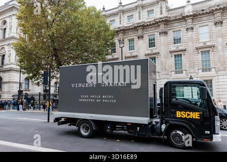 London, Großbritannien. Oktober 2025. Ein Fahrzeug, das von der United Families & Friends Campaign (UFFC) gemietet wurde, zeigt die Namen von Familienmitgliedern und Freunden an, die während der 26. Jährlichen Gedenkprozession in Polizeigewahrsam, im Gefängnis, in Einwanderungsgefangenschaft oder in sicheren psychiatrischen Krankenhäusern außerhalb der Downing Street starben. Seit 1990 gab es 1.940 Todesfälle in Polizeigewahrsam oder auf andere Weise nach Kontakt mit der Polizei in England und Wales. Quelle: Mark Kerrison/Alamy Live News Stockfoto