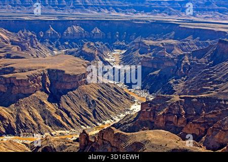 Fish River Canyon mit dem Fish River (Visrivier), der sich durch die tiefe Felsschlucht in Namibia schlängelt, einer der größten Canyons der Welt. Stockfoto