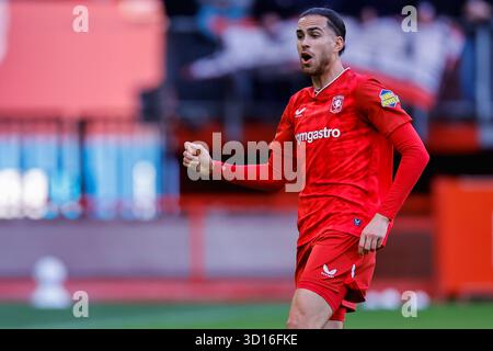Enschede, Niederlande. Oktober 2025. Enschede - Ramiz Zerrouki vom FC Twente sieht sich in der zehnten Runde der Eredivisie Saison 2025/2026 mit Prior an. Das Spiel findet am 26. Oktober 2025 in Enschede in den Niederlanden zwischen dem FC Twente und dem AFC Ajax Amsterdam in de Grolsch Veste statt. (VK Sportphoto/Raymond Smit) Credit: Parallax Pictures/Alamy Live News Stockfoto