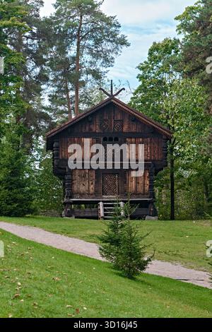 Oslo, Norwegen - 9. September 2025: Altes Holzgebäude im Norsker Folkemuseum, Norwegisches Museum für Kulturgeschichte in Bygdøy Stockfoto