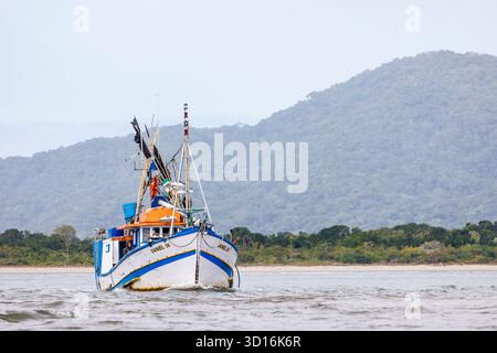 Fischerboot vor der Insel Cardoso, Brasilien Stockfoto