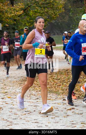 Marathonteilnehmer, die durch den malerischen Herbstpark laufen, zeigen Energie Ausdauer und Teamarbeit bei einem Outdoor-Sportereignis mit gesundem Lebensstil. Stockfoto