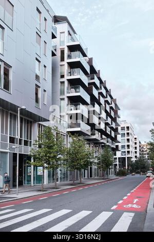 Oslo, Norwegen - 9. September 2025: Das renovierte Bjorvika im Zentrum von Oslo mit einem modernen Wohnblock mit Glasbalkonen Stockfoto
