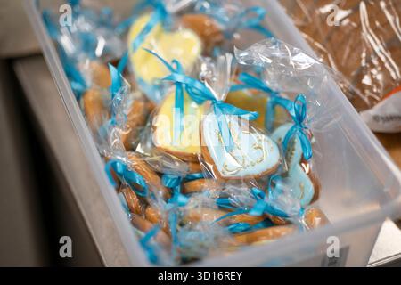 Herzförmige Kekse, verziert mit Glasur in transparenter Verpackung in einer Schachtel, Konzept der Süße und handgefertigtes Geschenk. Stockfoto