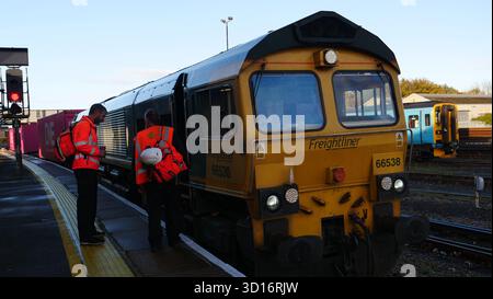 Eine Freightliner-Lokomotive der Klasse 66 hält am Bahnhof Eastleigh, um den Fahrer zu wechseln, bevor es weiter zum Hafen von Southampton geht. Stockfoto