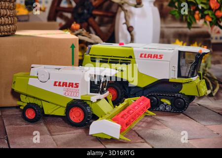 Bassum, Deutschland; 3. Oktober 2025: Zwei CLAAS-Spielzeugmaschinen, die Modelle Lexion 480 und Lexion 780, auf einer Fachmesse für Landwirtschaft ausgestellt Stockfoto