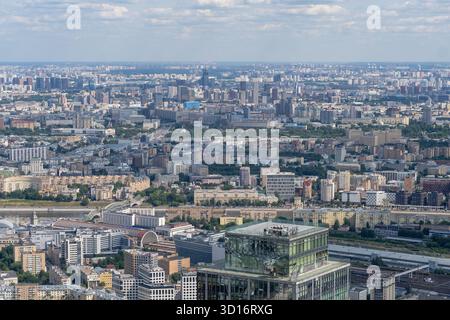 Die Skyline von Moscows bietet eine Mischung aus moderner und historischer Architektur, die bei Tageslicht von oben sichtbar ist. Stockfoto
