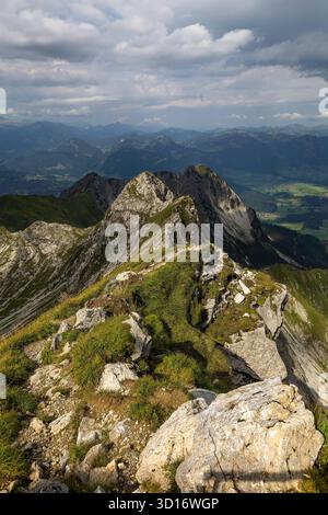 Der Blick vom Nebelhorn bietet atemberaubende Landschaften der deutschen Alpen mit scharfen Berggipfeln und grünen Tälern unter bewölktem Himmel. Diese Beau Stockfoto