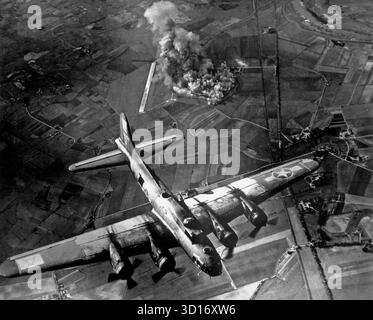 MARIENBURG, DEUTSCHLAND - 09. Oktober 1943 - einer von hundert B-17 Fliegende Festung US Army Air Force Bombern der 8th Air Force während des Bombenangriffs auf die Focke Wulf Fabrik in Marienburg (im damaligen Ostpreußen und heute Teil Polens). Während der Angriff ein großer Erfolg war, führte der Mangel an Langstreckenjäger zu schweren Verlusten. Der erste große Angriff der 8. Luftwaffe war auf einem Focke Wulf-Werk in Marienburg. Als wir zurückkamen, waren die Deutschen in voller Kraft und wir verloren mindestens 80 Schiffe - 800 Männer, viele davon Kumpels." - Foto: Geopix/Army Air Force Stockfoto