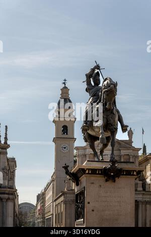 Wunderschöner Blick auf die bronzene Reiterstatue auf der Piazza San Carlo, Turin, Italien. Das ikonische Denkmal von Herzog Emanuele Filiberto steht im eleganten Stockfoto