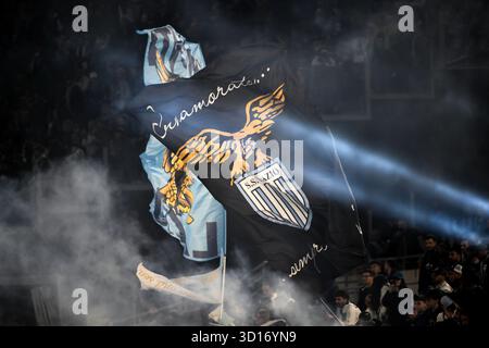 Rom, Italien. Oktober 2025. Lazio-Fans jubeln beim Fußball-Spiel der Serie A 2025/2026 zwischen SS Laziio und Juventus FC im Stadio Olimpico in Rom (Italien) am 26. Oktober 2025 an. Quelle: Insidefoto/Alamy Live News Stockfoto