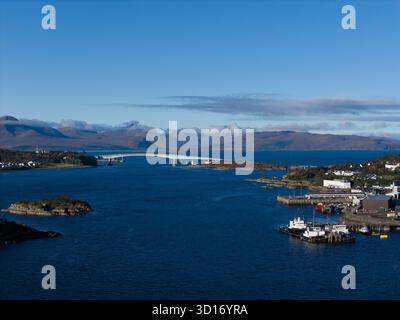Die Skye Bridge verbindet die Isle of Skye mit dem schottischen Festland über Loch Alsh, die an einem klaren Tag mit Booten vor Kyle of Lochalsh gesehen wird. Stockfoto