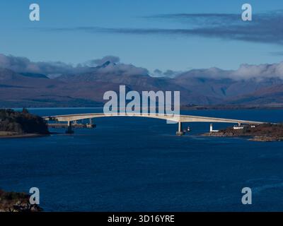 Die Skye Bridge verbindet die Isle of Skye mit dem schottischen Festland über Loch Alsh, die an einem klaren Tag mit Booten vor Kyle of Lochalsh gesehen wird. Stockfoto