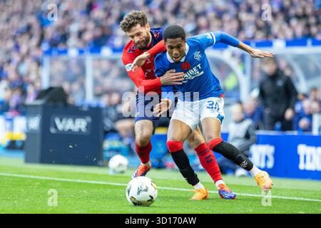 Glasgow, Großbritannien. Oktober 2025. Rangers FC spielte Kilmarnock FC im Ibrox Stadium, dem Heimstadion der Rangers, in einem William Hill Premiership Game of Football. Das Ergebnis war die Rangers 3:1 Kilmarnock. Jayden Meghoma (R30) und Jamie Brandon (K2) treten um den Ball an.Credit: Findlay/ Alamy Live News Stockfoto