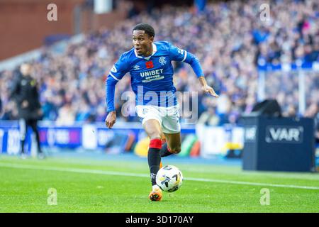 Glasgow, Großbritannien. Oktober 2025. Rangers FC spielte Kilmarnock FC im Ibrox Stadium, dem Heimstadion der Rangers, in einem William Hill Premiership Game of Football. Das Ergebnis war die Rangers 3:1 Kilmarnock. Jayden Meghoma (R30) läuft mit dem Ball. Quelle: Findlay/Alamy Live News Stockfoto