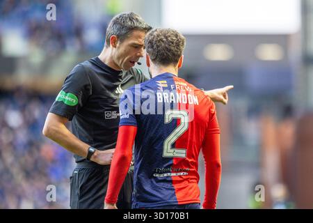 Glasgow, Großbritannien. Oktober 2025. Rangers FC spielte Kilmarnock FC im Ibrox Stadium, dem Heimstadion der Rangers, in einem William Hill Premiership Game of Football. Das Ergebnis war die Rangers 3:1 Kilmarnock. Jamie Brandon (K2) wird von Schiedsrichter Kevin Clancy vor seinem Verhalten nach einem Foul auf Jayden Meghoma (R30) gewarnt Stockfoto