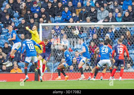 Glasgow, Großbritannien. Oktober 2025. Rangers FC spielte Kilmarnock FC im Ibrox Stadium, dem Heimstadion der Rangers, in einem William Hill Premiership Game of Football. Das Ergebnis war die Rangers 3:1 Kilmarnock. George Stanger (K14) erzielt Kilmarnocks einziges Tor in 39 Minuten, nachdem Jack Butland, Torhüter der Rangers, den Ball nicht freigab. Quelle: Findlay/Alamy Live News Stockfoto