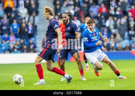 Glasgow, Großbritannien. Oktober 2025. Rangers FC spielte Kilmarnock FC im Ibrox Stadium, dem Heimstadion der Rangers, in einem William Hill Premiership Game of Football. Das Ergebnis war die Rangers 3:1 Kilmarnock. Mikey Moore (R47) und Dominic Thomson (K3) folgen dem Ball. Quelle: Findlay/Alamy Live News Stockfoto