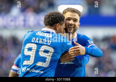 Glasgow, Großbritannien. Oktober 2025. Rangers FC spielte Kilmarnock FC im Ibrox Stadium, dem Heimstadion der Rangers, in einem William Hill Premiership Game of Football. Das Ergebnis war die Rangers 3:1 Kilmarnock. Danilo (R99) feiert mit Nicolas Raskin (R43), nachdem er in 51 Minuten das 2. Tor der Rangers erzielt hat. Quelle: Findlay/Alamy Live News Stockfoto