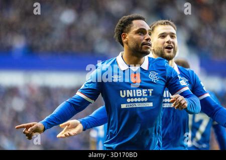 Glasgow, Großbritannien. Oktober 2025. Rangers FC spielte Kilmarnock FC im Ibrox Stadium, dem Heimstadion der Rangers, in einem William Hill Premiership Game of Football. Das Ergebnis war die Rangers 3:1 Kilmarnock. Danilo (R99) feiert mit Nicolas Raskin (R43), nachdem er in 51 Minuten das 2. Tor der Rangers erzielt hat. Quelle: Findlay/Alamy Live News Stockfoto