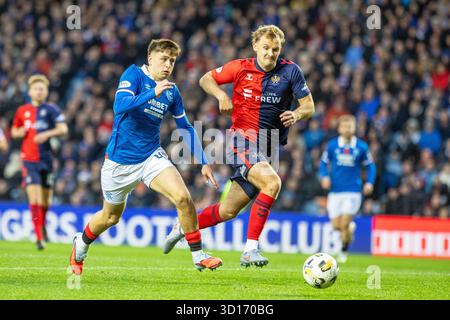 Glasgow, Großbritannien. Oktober 2025. Rangers FC spielte Kilmarnock FC im Ibrox Stadium, dem Heimstadion der Rangers, in einem William Hill Premiership Game of Football. Das Ergebnis war die Rangers 3:1 Kilmarnock. Mikey Moore (R47) folgt dem Ball und wird von einem Kilmarnock-Verteidiger blockiert. Quelle: Findlay/Alamy Live News Stockfoto