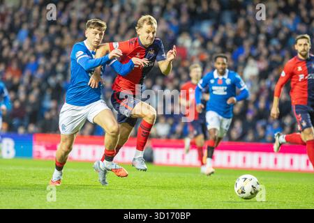 Glasgow, Großbritannien. Oktober 2025. Rangers FC spielte Kilmarnock FC im Ibrox Stadium, dem Heimstadion der Rangers, in einem William Hill Premiership Game of Football. Das Ergebnis war die Rangers 3:1 Kilmarnock. Mikey Moore (R47) folgt dem Ball und wird von einem Kilmarnock-Verteidiger blockiert. Quelle: Findlay/Alamy Live News Stockfoto