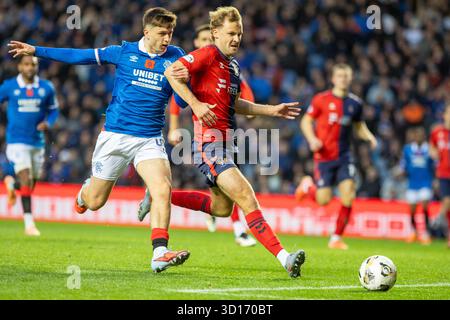 Glasgow, Großbritannien. Oktober 2025. Rangers FC spielte Kilmarnock FC im Ibrox Stadium, dem Heimstadion der Rangers, in einem William Hill Premiership Game of Football. Das Ergebnis war die Rangers 3:1 Kilmarnock. Mikey Moore (R47) folgt dem Ball und wird von einem Kilmarnock-Verteidiger blockiert. Quelle: Findlay/Alamy Live News Stockfoto