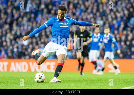 Glasgow, Großbritannien. Oktober 2025. Rangers FC spielte Kilmarnock FC im Ibrox Stadium, dem Heimstadion der Rangers, in einem William Hill Premiership Game of Football. Das Ergebnis war die Rangers 3:1 Kilmarnock. Youssef Chermiti (R9) tritt den Ball und erzielt Rangers das 3. Tor in 72 Minuten. Quelle: Findlay/Alamy Live News Stockfoto