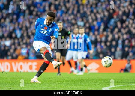 Glasgow, Großbritannien. Oktober 2025. Rangers FC spielte Kilmarnock FC im Ibrox Stadium, dem Heimstadion der Rangers, in einem William Hill Premiership Game of Football. Das Ergebnis war die Rangers 3:1 Kilmarnock. Youssef Chermiti (R9) tritt den Ball und erzielt Rangers das 3. Tor in 72 Minuten. Quelle: Findlay/Alamy Live News Stockfoto