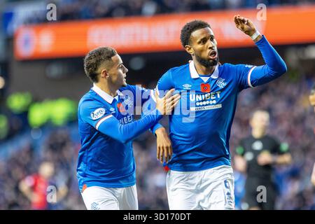Glasgow, Großbritannien. Oktober 2025. Rangers FC spielte Kilmarnock FC im Ibrox Stadium, dem Heimstadion der Rangers, in einem William Hill Premiership Game of Football. Das Ergebnis war die Rangers 3:1 Kilmarnock. Youssef Chermiti (R9) winkt den Fans zu, nachdem er in 72 Minuten das 3. Tor der Rangers erzielt und mit Max Aaron (R3) feiert. Quelle: Findlay/Alamy Live News Stockfoto