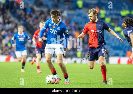 Glasgow, Großbritannien. Oktober 2025. Rangers FC spielte Kilmarnock FC im Ibrox Stadium, dem Heimstadion der Rangers, in einem William Hill Premiership Game of Football. Das Ergebnis war die Rangers 3:1 Kilmarnock. Mikey Moore (R47) wird von David Watson (K12) verfolgt. Quelle: Findlay/Alamy Live News Stockfoto