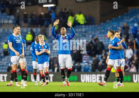 Glasgow, Großbritannien. Oktober 2025. Rangers FC spielte Kilmarnock FC im Ibrox Stadium, dem Heimstadion der Rangers, in einem William Hill Premiership Game of Football. Das Ergebnis war die Rangers 3:1 Kilmarnock. Die Rangers-Spieler erkennen den Applaus der Fans am Ende des Spiels an, wobei Derek Cornelius (R13) die Arme in der Luft hält. Quelle: Findlay/Alamy Live News Stockfoto