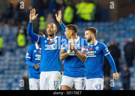 Glasgow, Großbritannien. Oktober 2025. Rangers FC spielte Kilmarnock FC im Ibrox Stadium, dem Heimstadion der Rangers, in einem William Hill Premiership Game of Football. Das Ergebnis war die Rangers 3:1 Kilmarnock. Die Rangers-Spieler erkennen den Applaus der Fans am Ende des Spiels an, wobei Derek Cornelius (R13) die Arme in der Luft hält. Quelle: Findlay/Alamy Live News Stockfoto