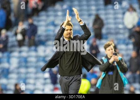 Glasgow, Großbritannien. Oktober 2025. Rangers FC spielte Kilmarnock FC im Ibrox Stadium, dem Heimstadion der Rangers, in einem William Hill Premiership Game of Football. Das Ergebnis war die Rangers 3:1 Kilmarnock. Danny Rohl, Cheftrainer der Rangers, applaudiert den Fans und Fans am Ende des Spiels. Quelle: Findlay/Alamy Live News Stockfoto